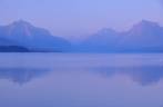 Belíssimo entardecer no Lake McDonald, maior lago do Glacier National Park, em Montana, nos Estados Unidos